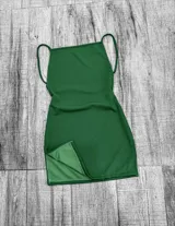 Minivestido verde con espalda descubierta y breteles finos.