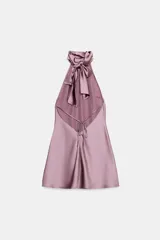 Vestido corto de satén color gris oscuro, con cuello halter y espalda descubierta.
