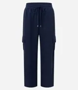 Pantalón pijama de malla orly color azul marino, con cintura elástica, lazo ajustable y bolsillos cargo laterales.