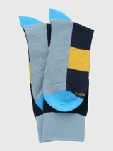 Calcetín de largo medio con diseño estampado de un oso y árboles en color amarillo sobre fondo azul marino. Presenta detalles en celeste en el puño, talón y puntera, y una franja gris y amarilla en la planta.