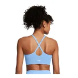 Top deportivo de bajo impacto Under Armour, color celeste, con diseño sin costuras, escote en V y banda elástica inferior con el logo de la marca estampado en blanco. Presenta tirantes finos ajustables con diseño de espalda cruzada.