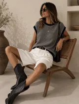 Blusa de hilo tejido a rayas horizontales, modelo suelto y oversize, con cuello redondo y mangas cortas.