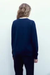 Cardigan de punto azul marino con escote en V, cierre frontal de botones y mangas largas.