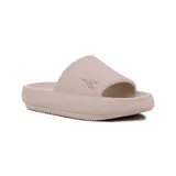 Chancletas Diadora Splash II color beige con logo de la marca en la tira.