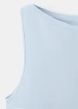 Top de punto fino color celeste, con cuello redondo y diseño sin mangas de corte recto.