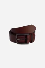 Cinto de cuero sintético color marrón con hebilla metálica de acabado envejecido y detalle de marca grabado en la presilla.