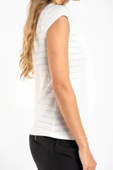 Remera blanca de algodón peinado con elastano, corte al cuerpo, escote en V y mangas cortas.