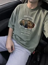 Remera oversize color marrón con efecto acid wash, mangas cortas y estampa gráfica frontal de la película Fight Club.