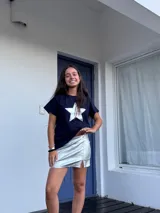 Minifalda dorada de cuero sintético, corte medio/bajo, con cortes en el delantero y pequeño tajo a un lado.