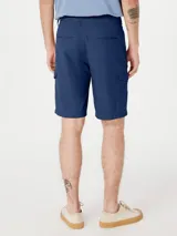 Bermuda cargo de hombre color gris oscuro, con bolsillos laterales con tapa y cierre de botón.