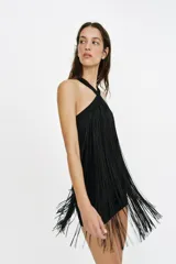 Vestido mini negro con cuello halter y diseño completamente cubierto de flecos a tono.