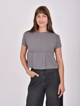 Remera gris oscuro de corte peplum con cuello redondo y mangas cortas, confeccionada en tejido de punto con textura.