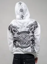 Campera de algodón y poliéster color blanco, con capucha, cierre frontal completo y bolsillos estilo canguro. Presenta un diseño estampado en serigrafía y DTG con motivos gráficos y calaveras en tonos grises y negros, y calce oversize.