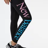 Calza larga de algodón y elastano color negro, con logo de New Balance estampado en la pierna izquierda en colores rosa y celeste.