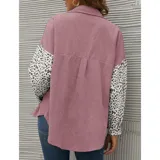 Sobre camisa de pana blanca con detalles en animal print en los bolsillos frontales y en las mangas. Presenta cuello inglés, cierre frontal con botones y corte holgado.