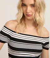 Blusa de poliamida seamless con escote recto hombro a hombro, mangas cortas y patrón de rayas horizontales en blanco y negro.