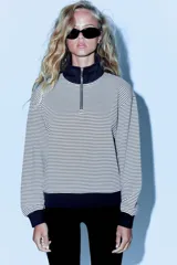 Sudadera de algodón con diseño de rayas horizontales, cuello alto con cierre de cremallera y puños y bajo en color azul marino contrastante.