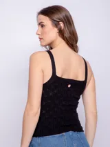 Top sin mangas ajustado al cuerpo, color naranja pálido, con tirantes finos y tejido de punto con tramado texturizado.