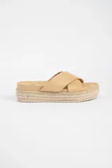Sandalias color beige con plataforma de yute y tiras cruzadas.