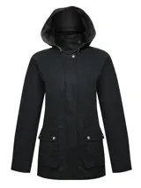 Chaqueta de algodón orgánico encerado, resistente al agua y al viento, con diseño de corte recto. Presenta cuello alto, gorro removible con forro a cuadros, cierre frontal metálico oculto por solapa con botones a presión y dos bolsillos frontales con solapa. Incluye detalles en cotelé y forro interior funcional.