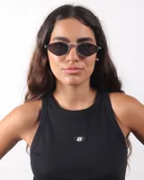 Lentes de sol plateados con forma geométrica y cristales negros.