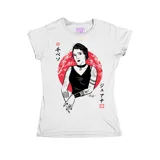 Remera blanca entallada de manga corta con estampado frontal de estilo japonés que ilustra a Juana de Ibarborou con un círculo rojo de fondo y caracteres tipográficos.