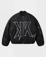 Campera bomber negra mate con diseño puffer, confeccionada en nylon impermeable. Presenta un gran logo bordado en color blanco en el frente, cierre frontal metálico, puños y bajo con elástico interno, y detalles de cierres en las mangas.