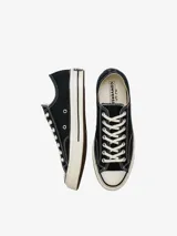 Championes Converse Chuck 70 de lona negra con cordones blancos y suela de goma color hueso.