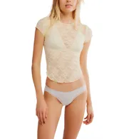 Bombacha de bikini confeccionada en tejido suave y elástico, color gris claro, con detalles de encaje.