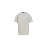 Remera Moncler de cuello redondo y manga corta, color gris claro, con pequeño logo impreso en el pecho y parche distintivo en la manga.