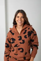 Buzo de tejido de punto con estampado animal print, cuello alto con cierre frontal y mangas largas.