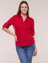 Camisa roja de poplín de algodón, de silueta semi entallada con cuello camisero y escote en V. Cuenta con cierre frontal de botones metálicos, bolsillos plaqué en el pecho y mangas 3/4 arremangables con presilla y argolla metálica.