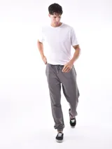 Pantalón deportivo negro, tipo jogging, con cordón ajustable en la cintura y puños elásticos en los tobillos.