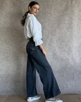 Pantalón de jean estilo wide leg con costuras verticales frontales, tiro alto y bolsillos laterales.