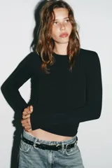 Camiseta de manga larga con cuello redondo y corte ajustado, confeccionada en tejido de mezcla de algodón suave.