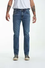 Jean de denim azul de corte slim fit.
