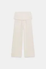 Pantalón de algodón compacto color beige, de tiro alto con cintura elástica y detalle de fajín y cordones.