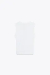 Camiseta negra de corte ajustado (slim fit) con escote en pico profundo y manga sisa.