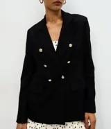 Blazer estructurado de corte cruzado en tejido de Punto Roma, con cuello de solapa, bolsillos con solapa, manga larga y botones metálicos dorados.