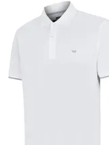 Chomba blanca de piqué de algodón pima, con cuello clásico, tapeta de dos botones y logo bordado en el pecho.