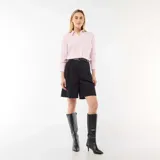 Bermuda de tiro alto color negro, con diseño de pinzas en el frente, corte recto y largo por encima de las rodillas.