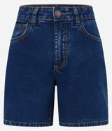 Short de jean azul oscuro, de talle medio con trabillas para cinturón, cierre de botón y cremallera, bolsillos delanteros y traseros, y costuras en contraste.