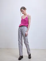 Jeans de mujer tiro alto, corte recto, color gris oscuro lavado.