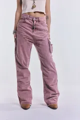 Pantalón denim cargo color rosa, de tiro medio y corte holgado.