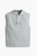 Buzo deportivo sin mangas color gris melange, con capucha ajustable mediante cordones y corte regular.