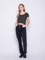 Top corto de mangas cortas con escote redondo y espalda con jareta redonda para fruncir. Diseño a rayas horizontales en tonos verde, rojo y negro con hilo brillante.