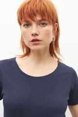 Remera de manga corta color azul marino, con escote amplio tipo barco o redondeado.