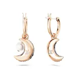 Par de aros colgantes Swarovski de baño en tono oro rosa, con aros pequeños adornados con cristales blancos y dijes asimétricos: una media luna adornada con pavé de cristales azules y blancos, y una perla blanca. Colección Luna.