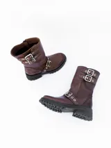 Bota de cuero color chocolate, de caña media, con hebillas metálicas y suela track.