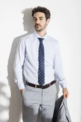 Camisa blanca lisa de vestir, corte entallado, con cuello italiano y mangas largas.